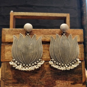 Textured Lotus Pearl Trinket Earrings
